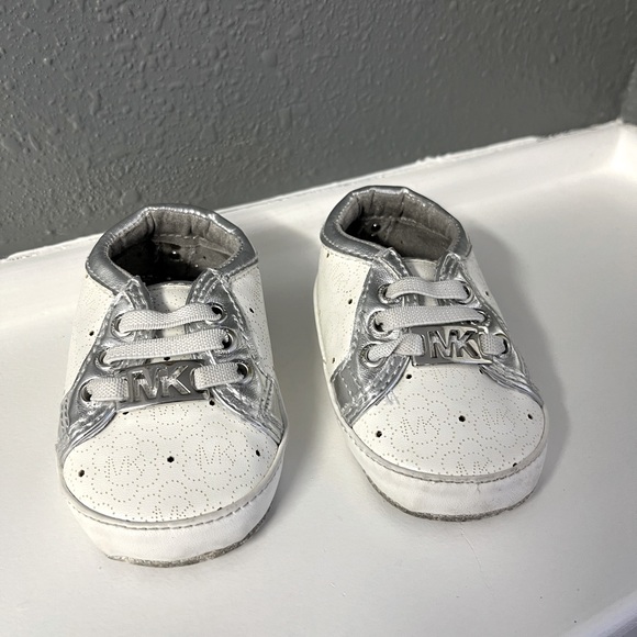 ⬇️$25 Michael Kors size 3 baby girl shoes Adorable 🥰 - Picture 1 of 6